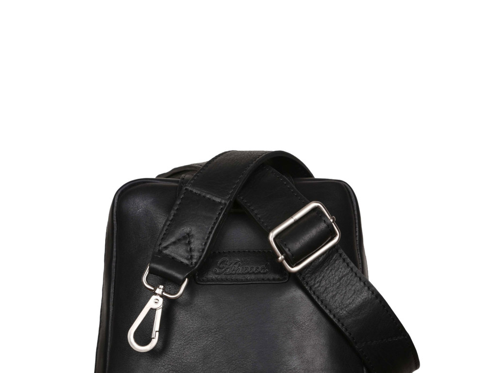 Рюкзак на одне плече чорного кольору Ashwood Leather Slingo Black - Фотографія № 4
